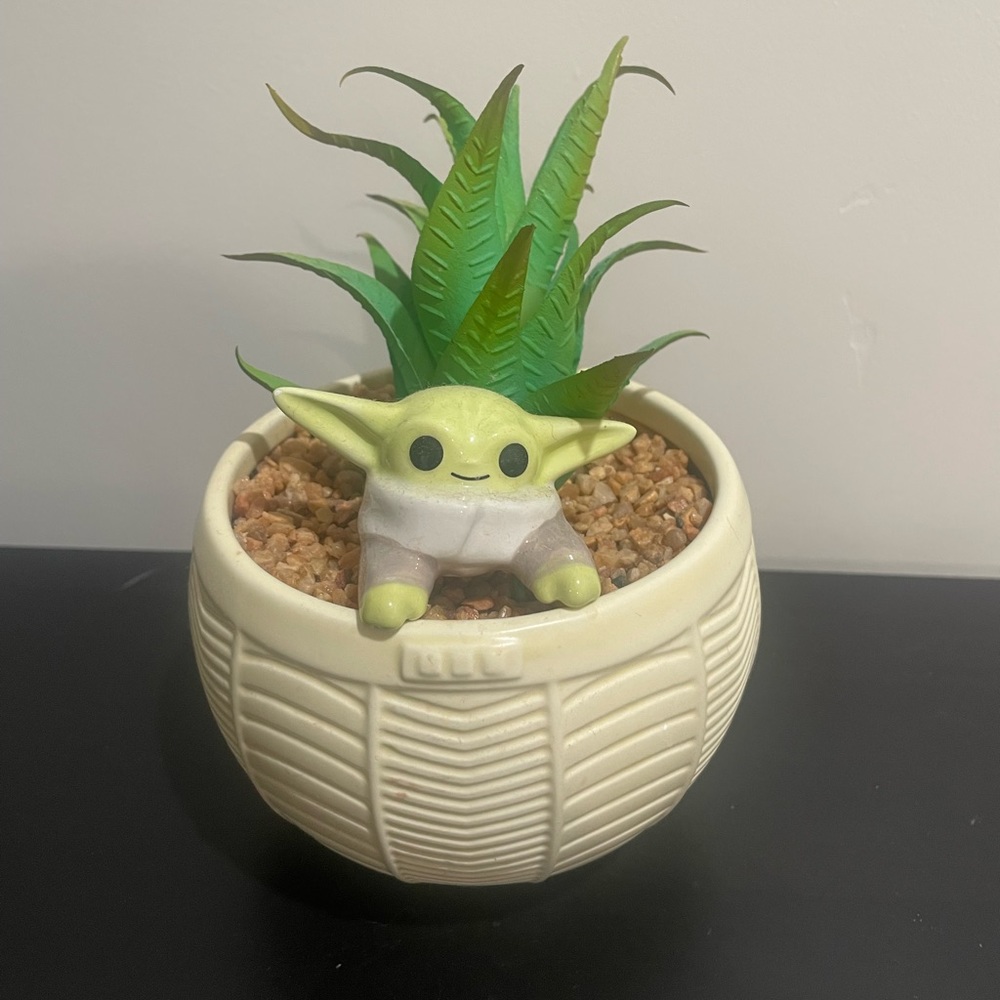 Disney Parks 2022 Star Wars mandalorian grogu baby yoda succulent planter rare